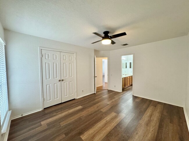 Building Photo - Big 4 Bedroom Home in Stone Oak!