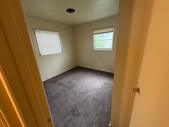 Building Photo - 3 Bedroom Ranch In Meadowdale