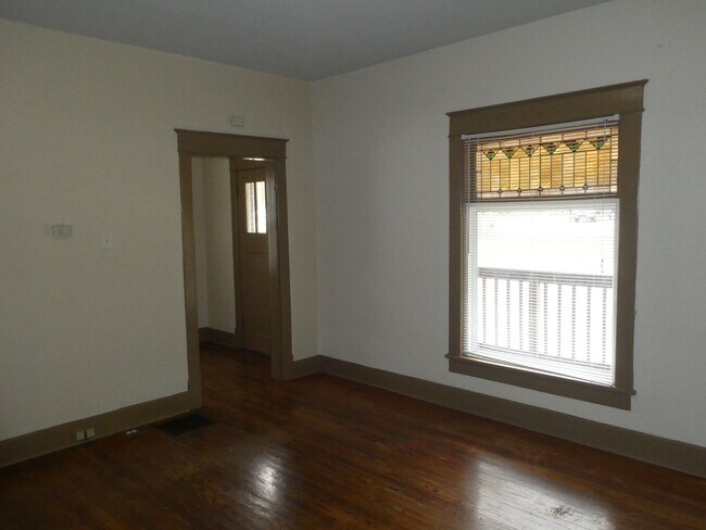 Building Photo - 2 Bedroom House Downtown