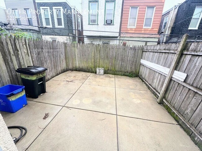 Building Photo - 2238 Sigel St