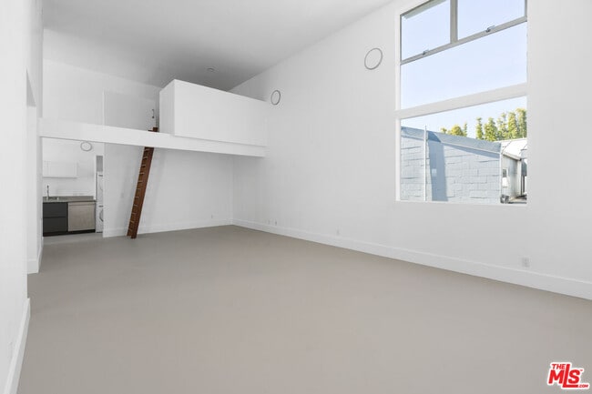 Building Photo - 558 Rose Ave