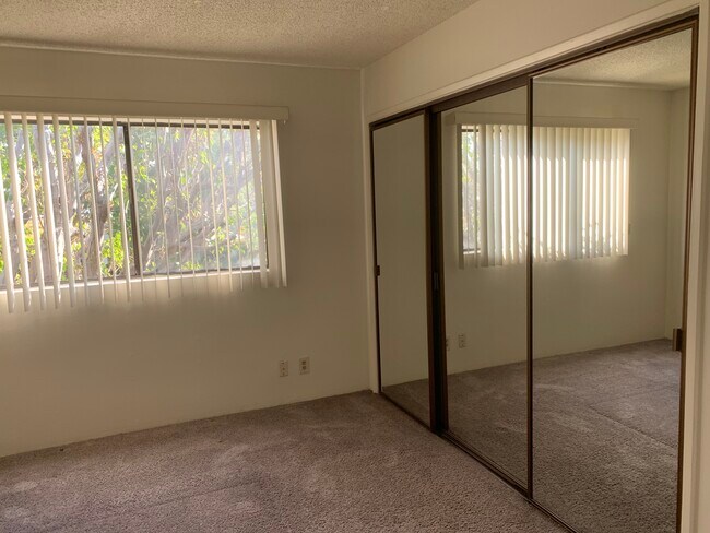 Building Photo - 2493 1/2 S Barrington Ave