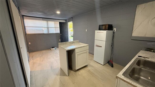 Building Photo - 1418 Queensway Rd