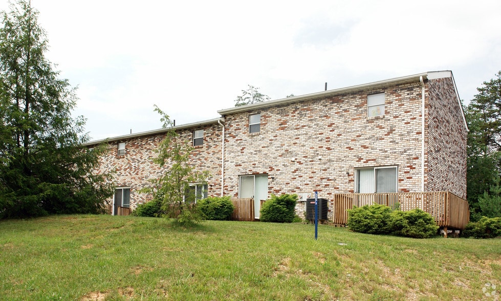 Building Photo - Patriot Lanes (FKA Kelly Manor)