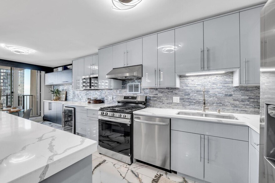 Building Photo - 400 E Randolph St