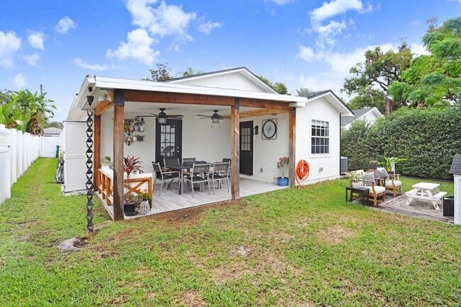 Building Photo - 3122 W Grace St