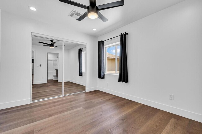 Building Photo - 6 Bedroom/4 Bath - Fully Remodeled
