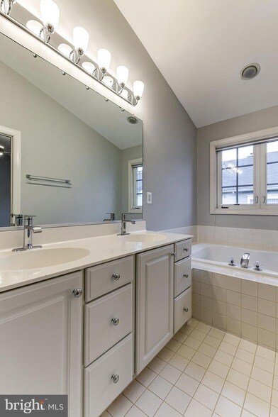 Building Photo - 953 Harrison Cir