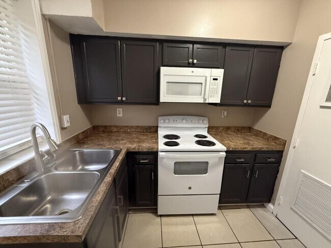 Building Photo - 1802 La Salle Pl