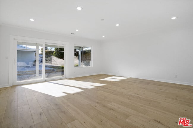 Building Photo - 914 Evergreen St