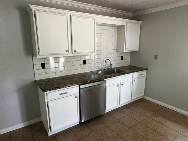 Kitchen - 137 Lullwood Dr