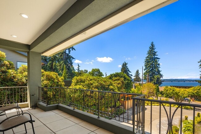 Building Photo - Exquisite Kirkland Estate - Lake Front Views