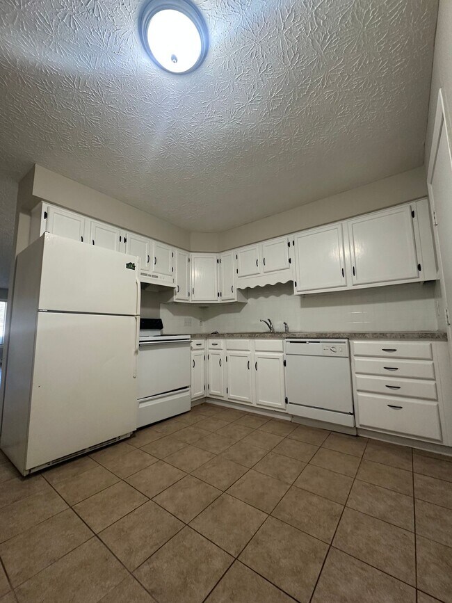 Building Photo - 2-Bedroom Townhouse in Stow, OH – Offering the perfect blend of comfort, convenience, and modern ...