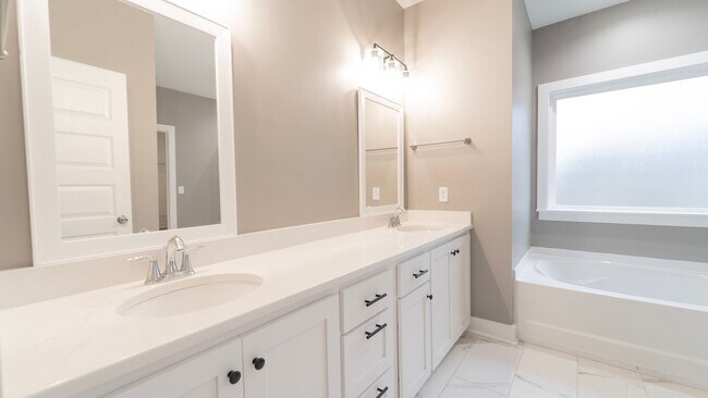 Building Photo - Move-In Special! Free January Rent — Stunning Like-New 4-Bedroom Home Just Minutes from Fort Stewart