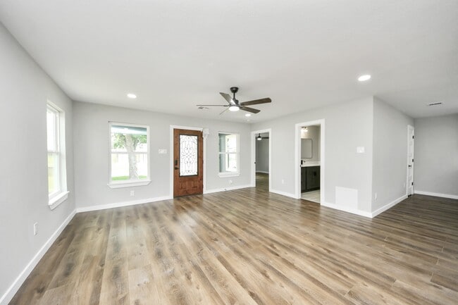 Building Photo - 1218 Des Jardines St