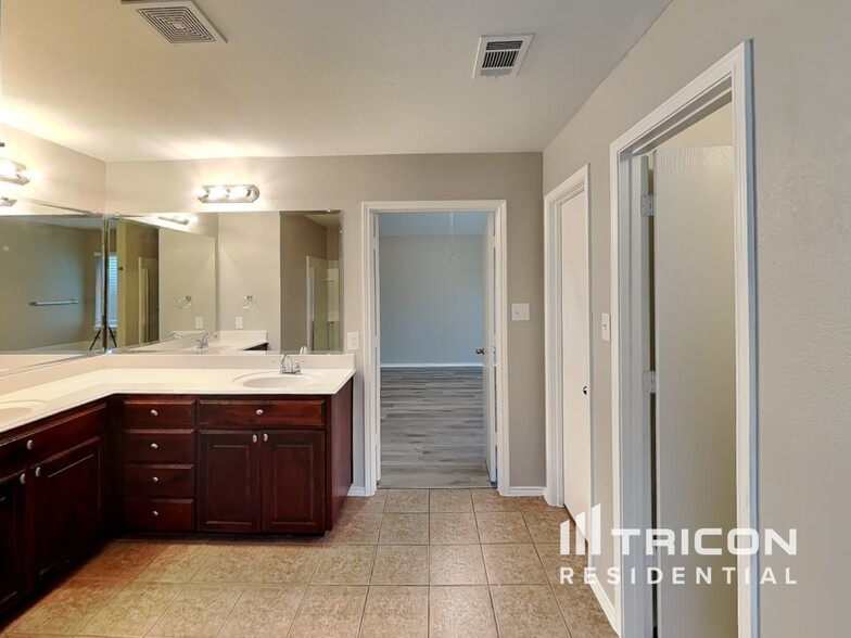 Building Photo - 5401 Creek Hill Ln