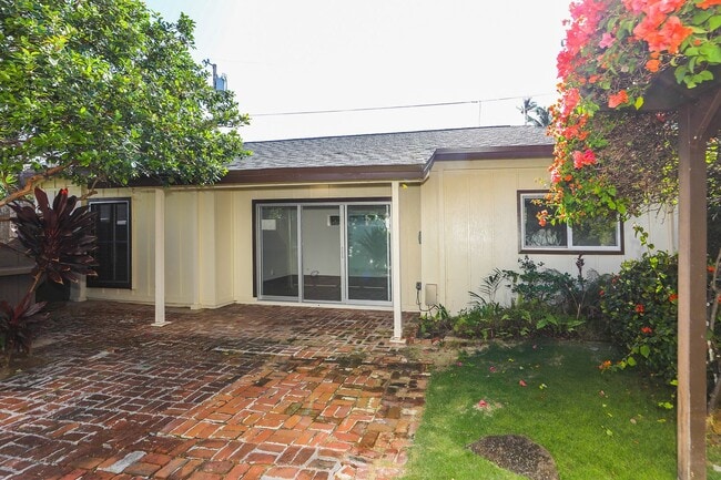 Building Photo - Kahala Avenue Beachside -  1 minute walk to beach  Recently remodeled w/fenced yard. 1 bdrm, 1 ba...