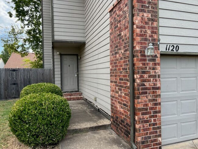Building Photo - 1120 W Florence Ct