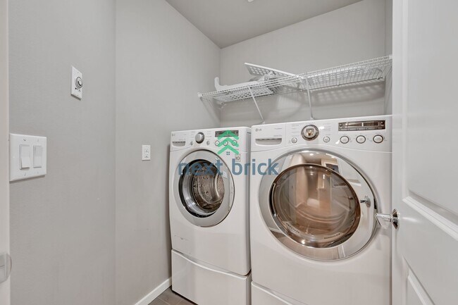 Building Photo - 3 BED & 2.5 BATH SINGLE FAMILY HOUSE FOR RENT