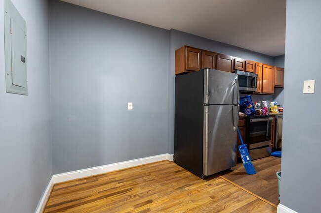 Building Photo - Charming 2 BR/1 BA Apartment in Anacostia!