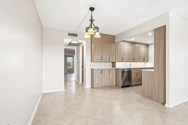 Building Photo - 4067 Yarmouth E