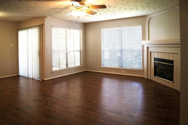 Building Photo - 8051 Bay Branch Dr