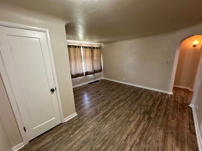 Building Photo - Recently updated 2-bedroom, 1-bath unit in a well-maintained Englewood fourplex w/ a shared yard!...