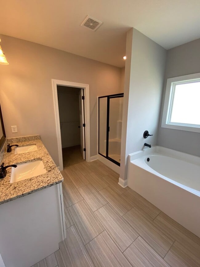 Building Photo - 109 Cascades Ct