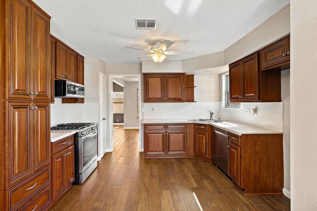 Building Photo - 4910 Pelham Dr