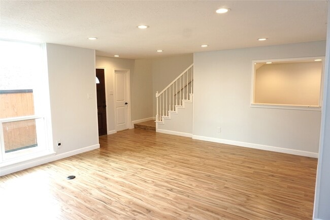 Building Photo - 4006 Breakwood Dr