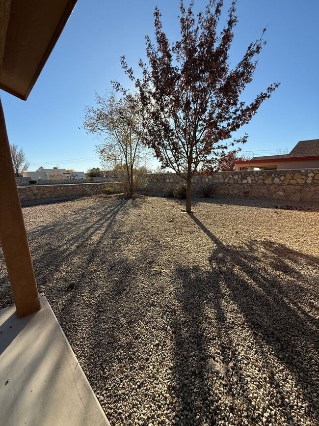 Building Photo - 4 Bedroom, 2 Bathroom House Available Now!