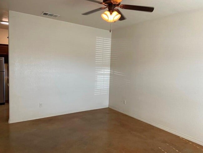 Building Photo - 504 Karey Dr