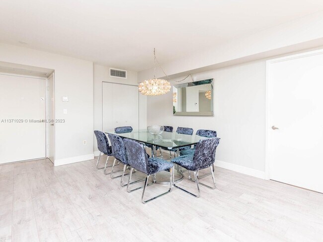 Building Photo - 3701 N Country Club Dr