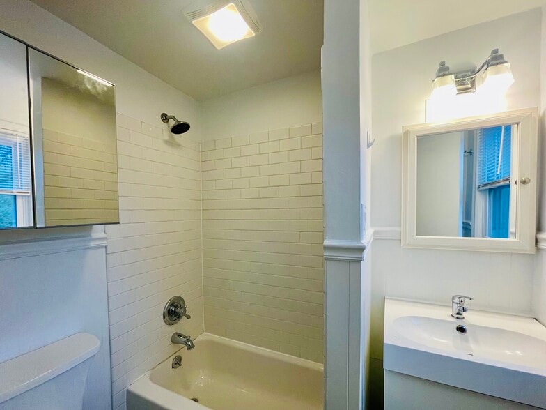 Full Bath - 806 Hall St