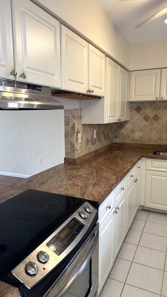 Building Photo - 2760 Banyan Rd