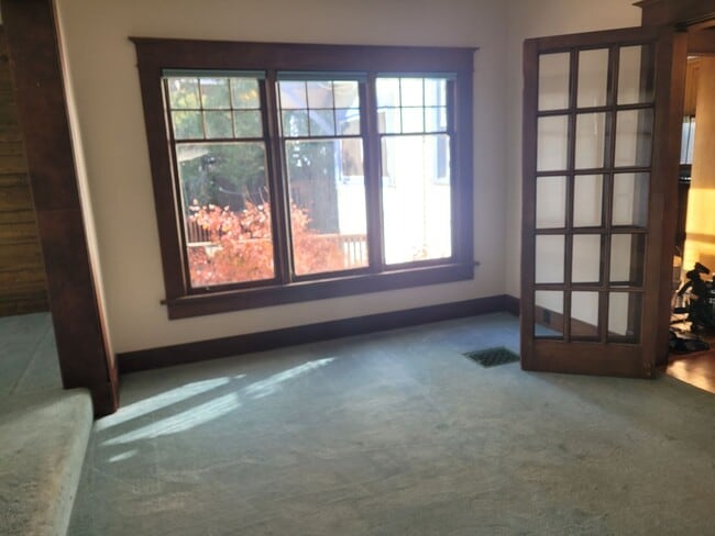 Building Photo - 3 bedroom 2 bath