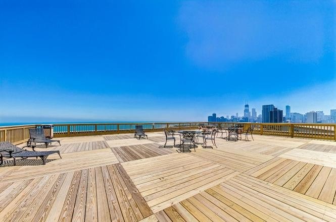 Sundeck - 2000 N Lincoln Park W