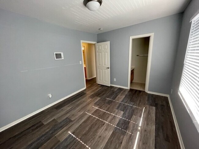 Building Photo - REDUCED! Clean-Compelety Remodeled Private...