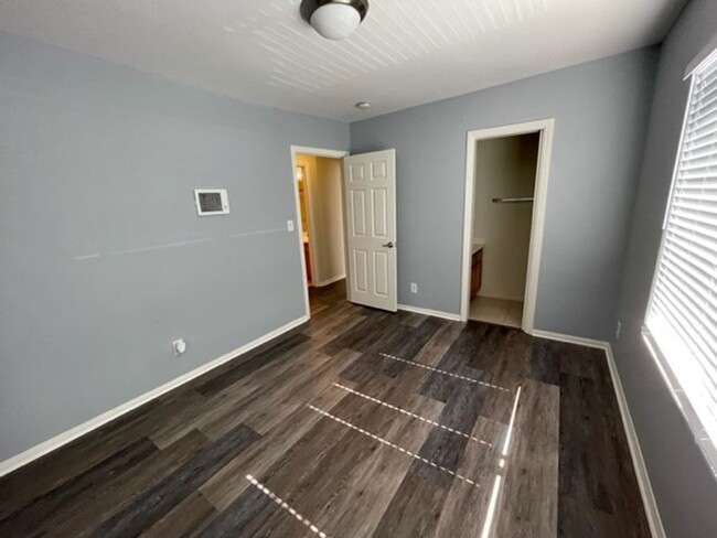 Building Photo - Remodeled 2 bed, 1-1/2 bath Gated Condo in...