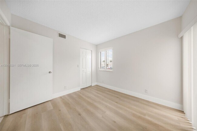 Building Photo - 5521 Courtyard Dr