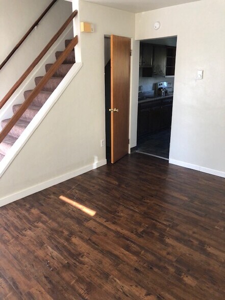 Living room, coat closet and kitchen entry - 288 Wall St