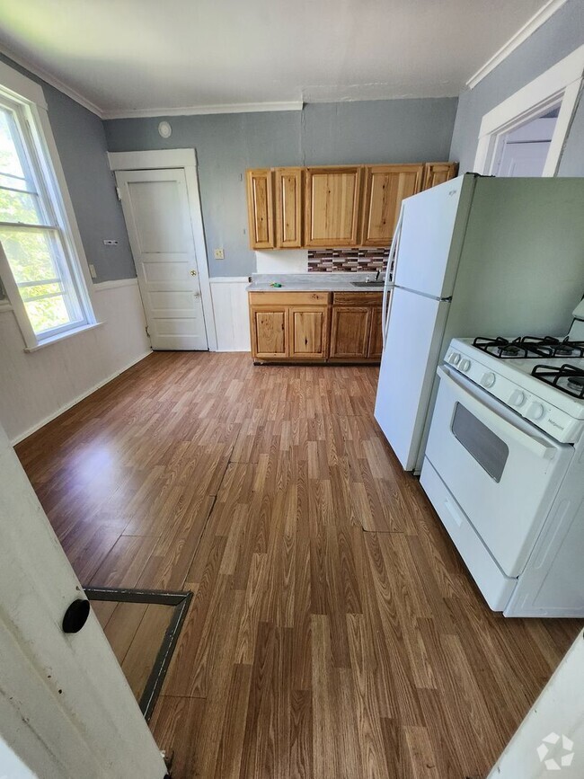 Building Photo - Upper 4 bedroom unit