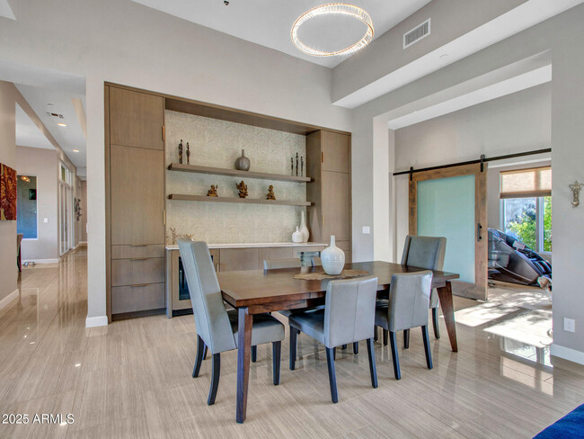 Building Photo - 6031 E Paradise Dr