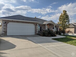 Building Photo - Large and Peaceful Basement Apartment in M...