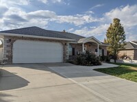 Building Photo - Meticulously Mapleton Basement Apartment