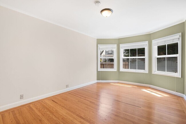 Building Photo - LAKESIDE HOUSE FOR RENT - $5,400