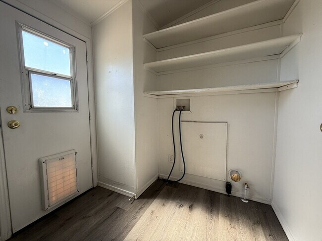 Building Photo - 3 bed 2 bath home with a large yard. BHCRE...