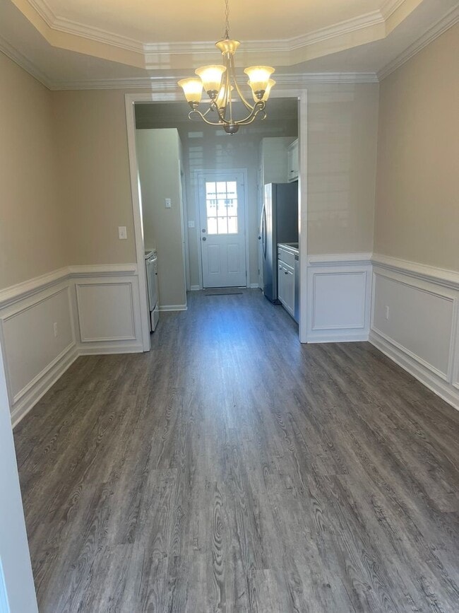 Building Photo - Beautiful Townhome Across Street From Jones Creek Golf Club