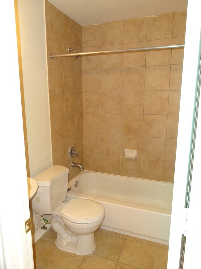 Building Photo - 1550 Village Way Dr