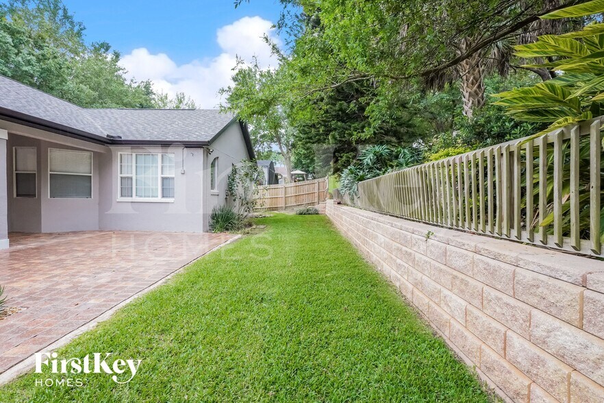 Building Photo - 825 High Pointe Cir